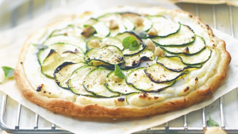 Recette estivale cette tarte fine au fromage de chèvre et courgettes