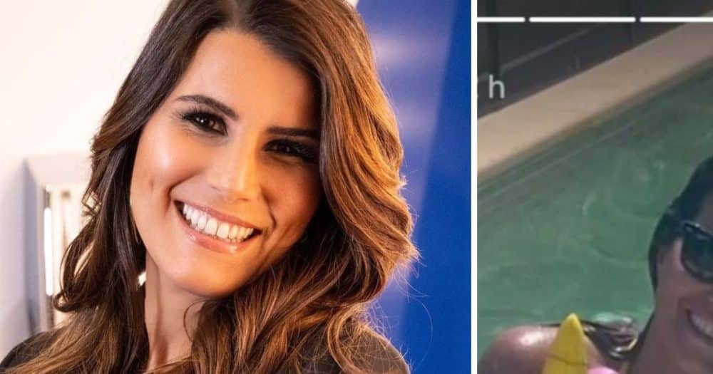 Karine Ferri rayonnante en bikini elle séclate sur sa bouée à la piscine