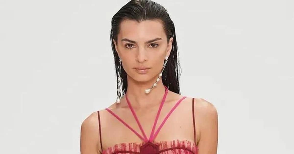 Emily Ratajkowski D Voile Sa Poitrine Dans Une Robe Totalement Transparente