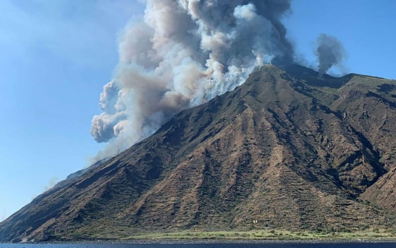 La puissante éruption du volcan Stromboli en vidéo