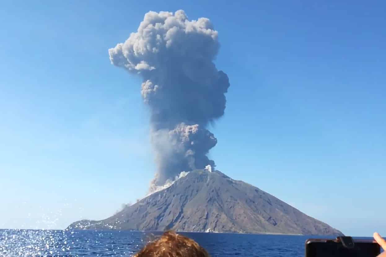 La puissante éruption du volcan Stromboli en vidéo