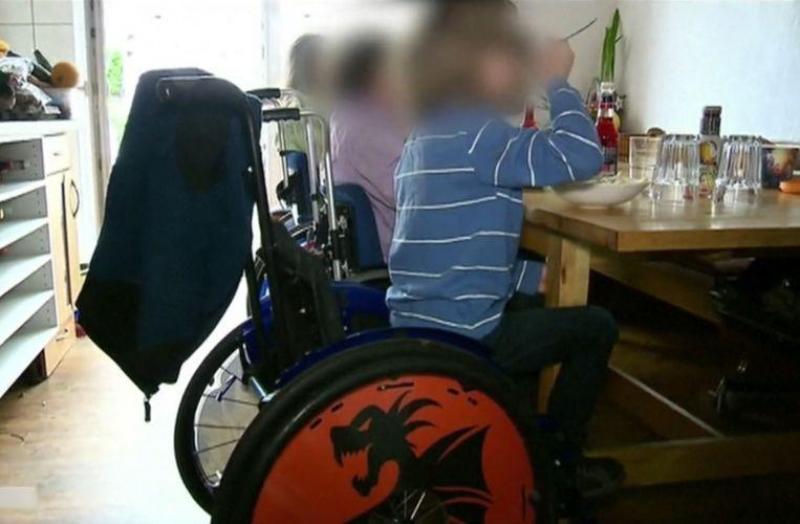 Elle Obligeait Ses Enfants à Se Déplacer En Fauteuil Roulant Pour