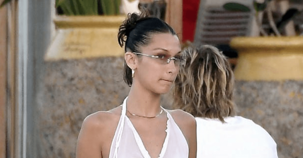 Le C L Bre Mannequin Bella Hadid Enflamme Instagram Avec Son Pull Transparent Qui En D Voile Trop