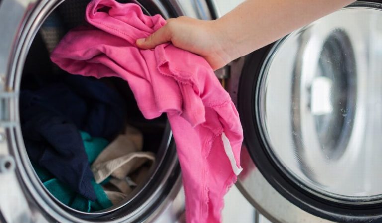 Coronavirus : Un médecin explique combien de temps peut survivre le virus sur les vêtements et donne des conseils de lavage