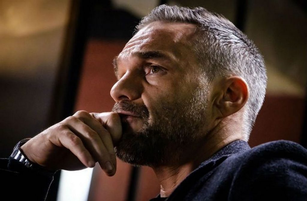 philippe-bas-profilage-pose-nu-dans-sa-salle-de-bain-et-fait-monter