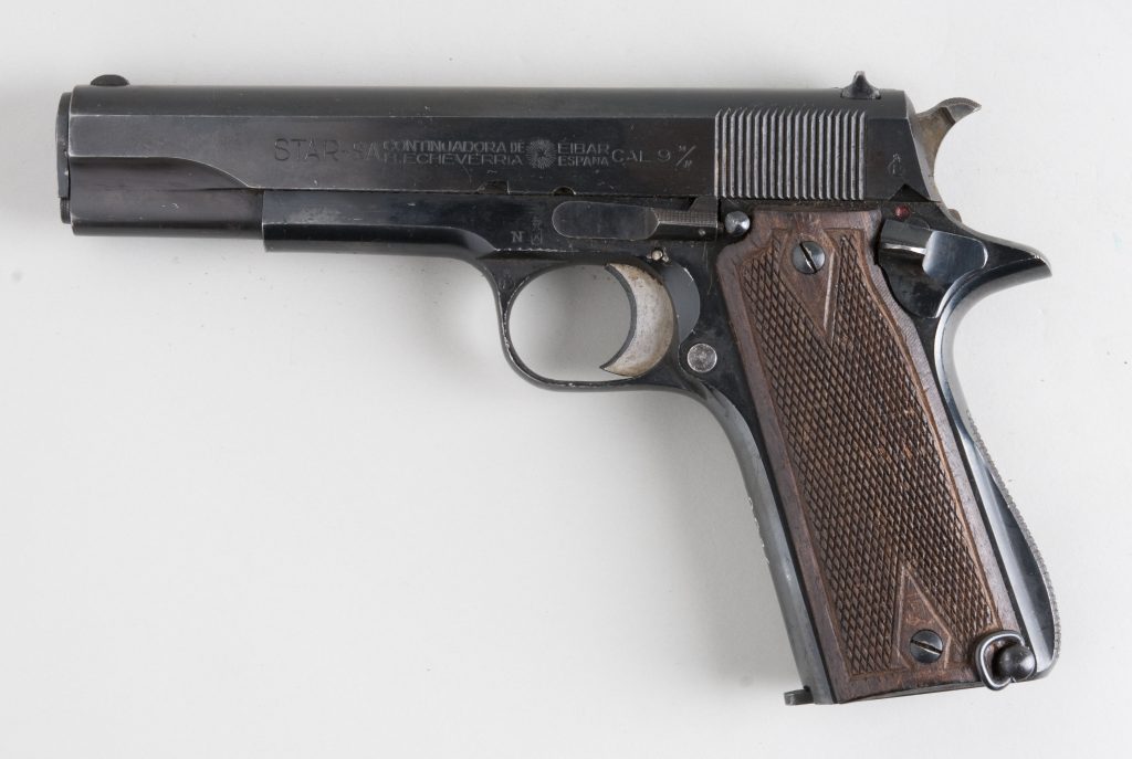 Il a ouvert le feu avec son pistolet 9 mm