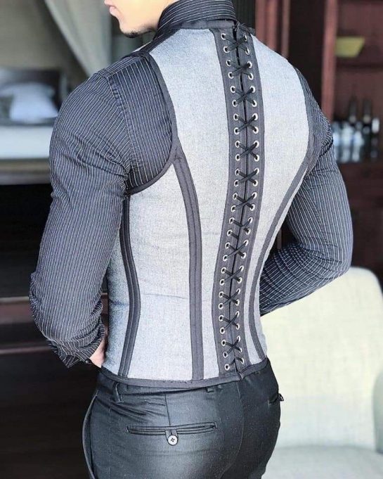 des-corsets-hommes-pour-ceux-qui-veulent-avoir-un-dos-en-v