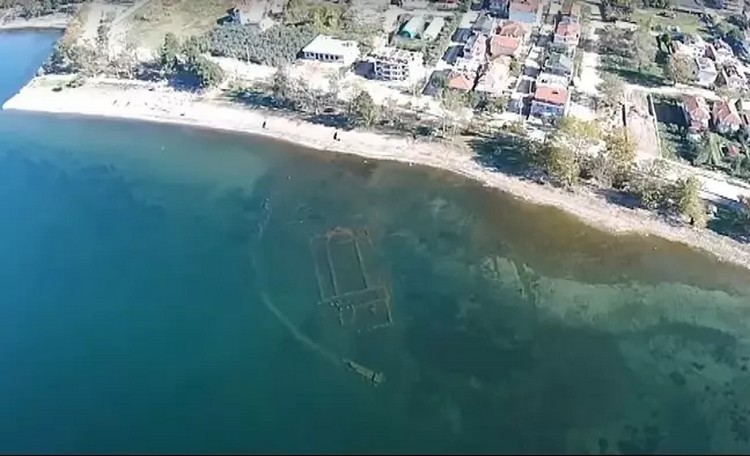L'église antique est engloutie à trois mètres de profondeur dans le lac Iznik, en Turquie