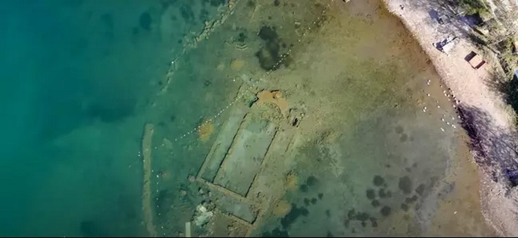 La basilique antique est visible à quelques mètres du rivage du lac Iznik, en Turquie
