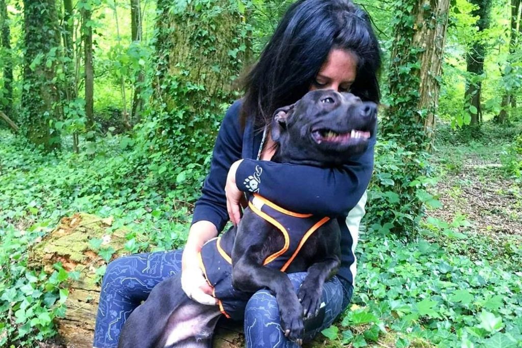 Elisa Pilarski se promène en forêt avec son chien Curtis.