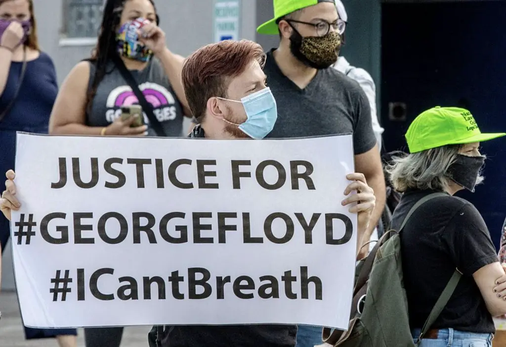 Une manifestation dénonçant les violences policières suite à la mort de George Floyd