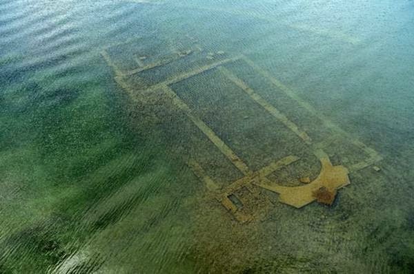 Les ruines de la basilique antique engloutie dans le lac Iznik, en Turquie