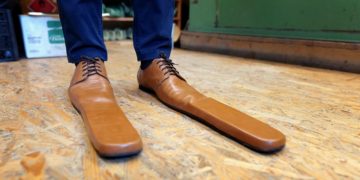 Grigore Lup fabrique des chaussures taille 75 pour la distanciation physique