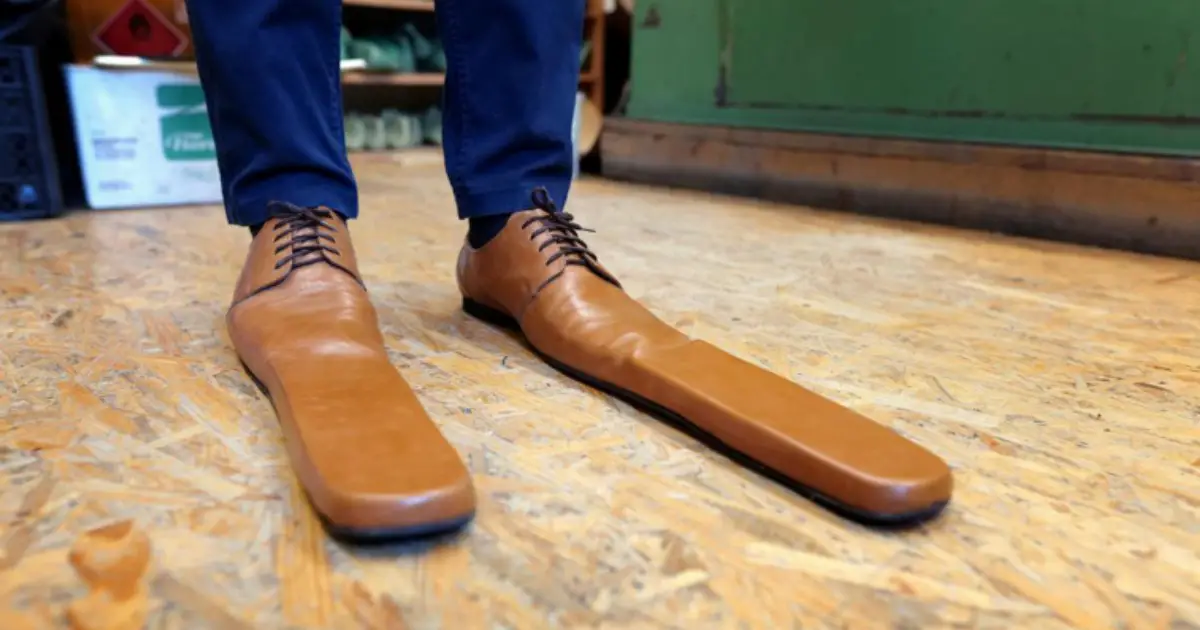 Un cordonnier roumain fabrique des chaussures taille 75 pour faire respecter la distanciation physique