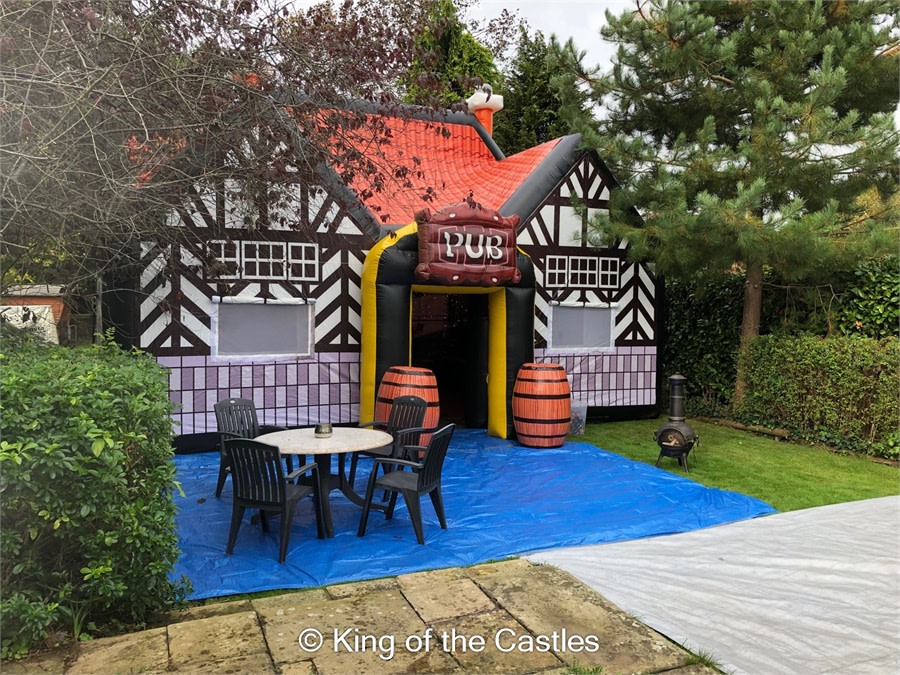 location pub gonflable jardin meublé