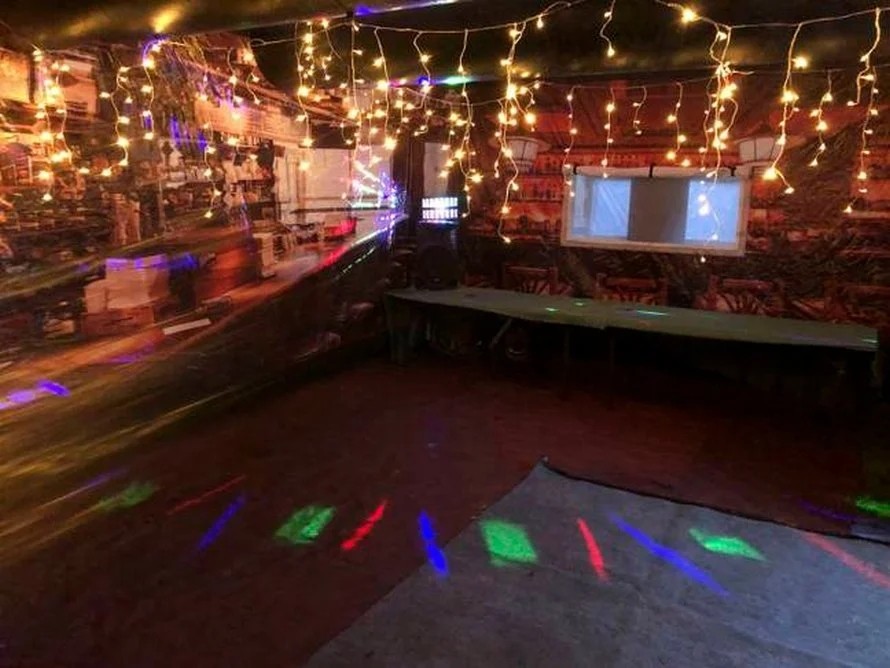 location pub gonflable décoré guirlandes