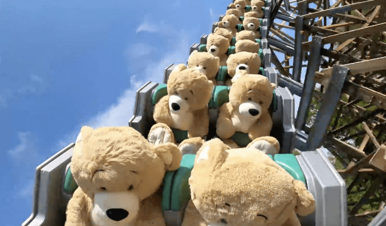 Le parc d’attractions Walibi Holland fait tester sa nouvelle attraction avec des ours en peluche