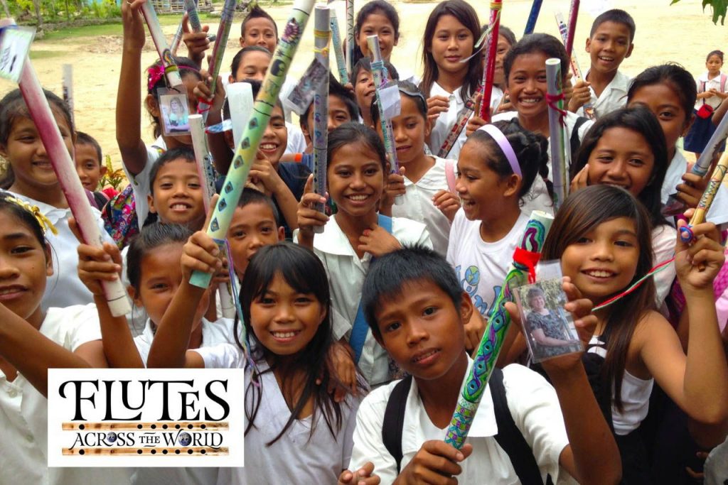 De jeunes enfants du programme Flutes Across the World.