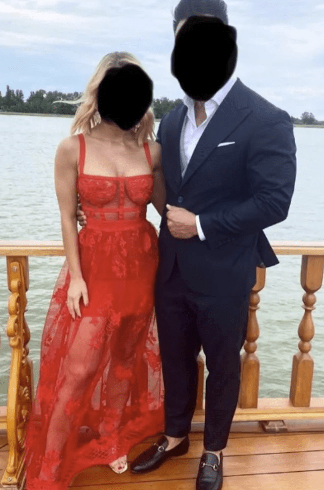 La robe rouge portée par l'invitée d'un mariage.