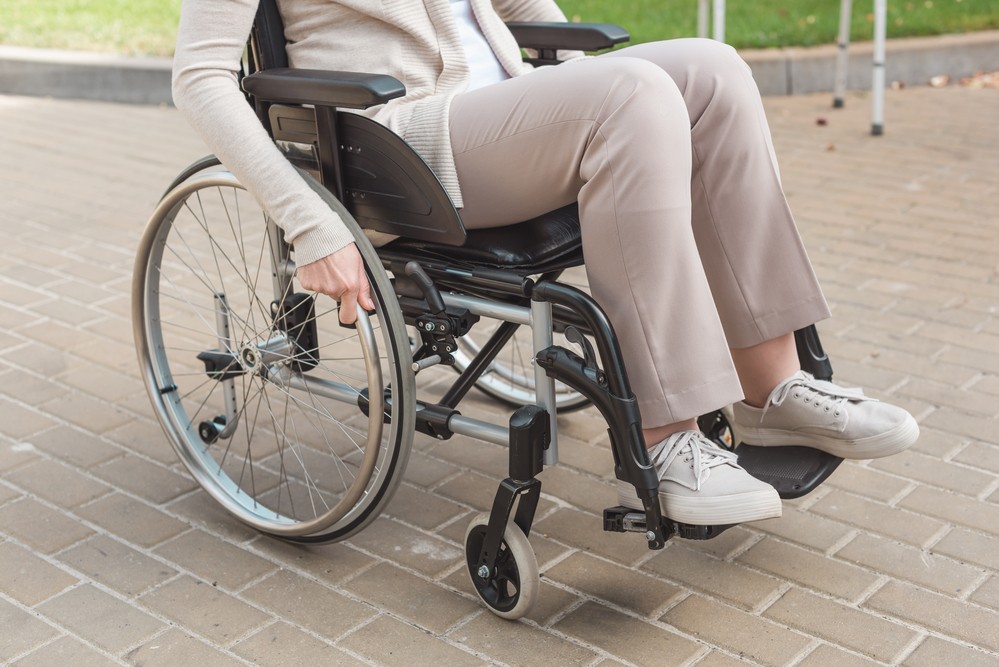 Une femme handicapée en fauteuil roulant.
