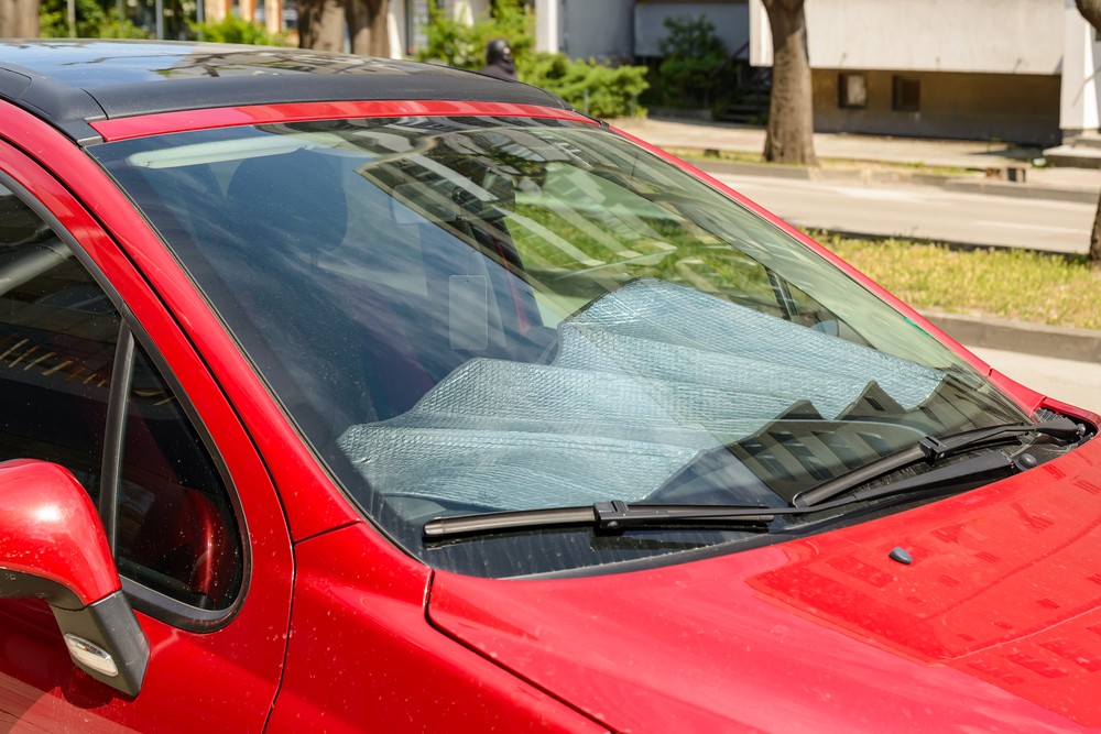 Une voiture garée en plein soleil.
