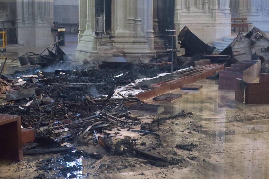 L'intérieur de la cathédrale de Nantes, après l'incendie.