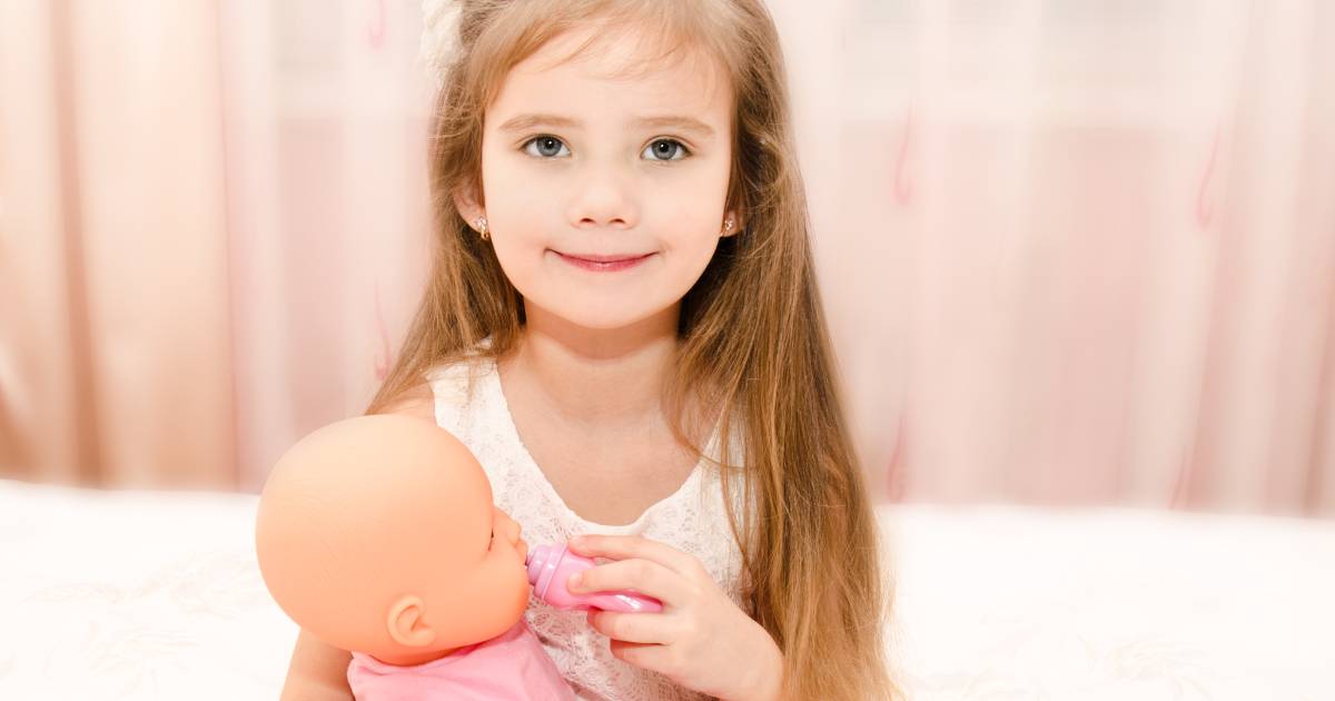 Une petite fille et sa poupée.