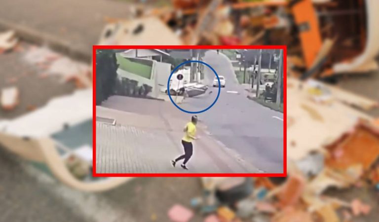Vidéo : Un avion s’écrase juste à côté d’une promeneuse en pleine rue