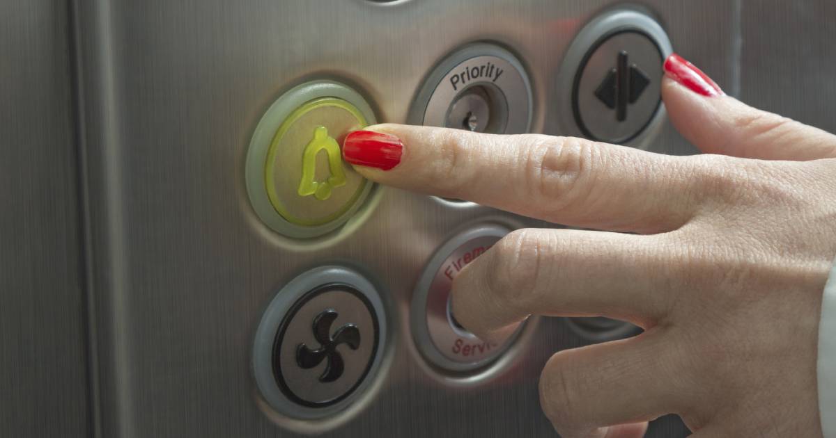 Une femme coincée dans un ascenseur.
