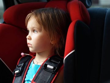 Enfant enfermé dans une voiture au soleil.