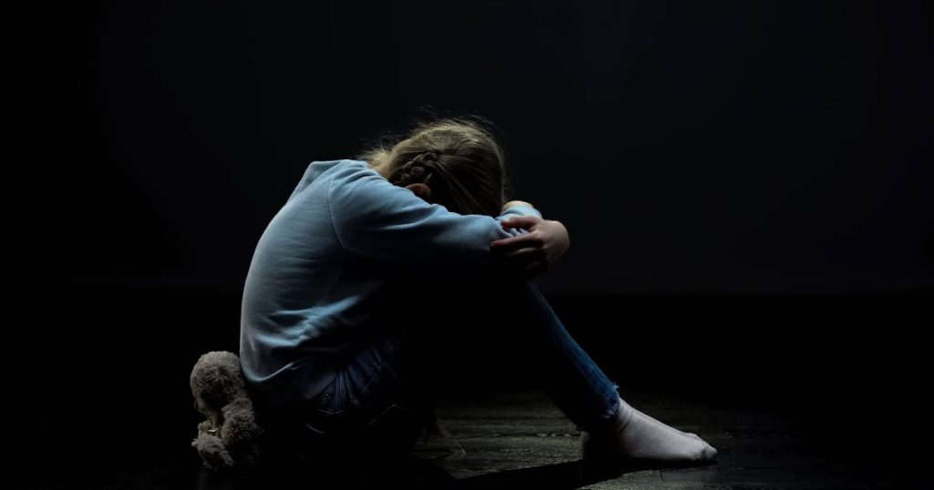 Petite fille toute seule dans le noir.