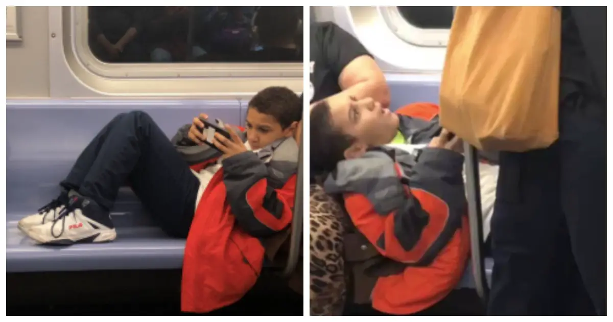 Le garçon allongé sur les sièges du métro.