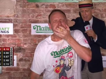 Joey Chestnut mangeant des hot-dogs