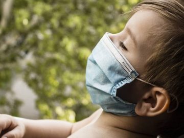 Un jeune enfant portant un masque de protection contre le Covid-19.