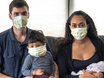 Une famille française portant des masques obligatoires.