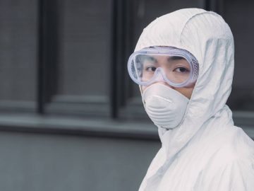 Un épidémiologiste chinois en combinaison de protection.