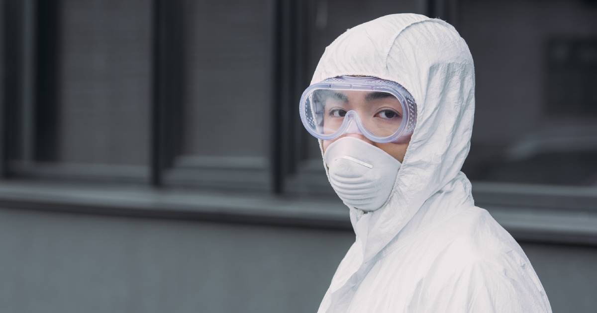 Un épidémiologiste chinois en combinaison de protection.