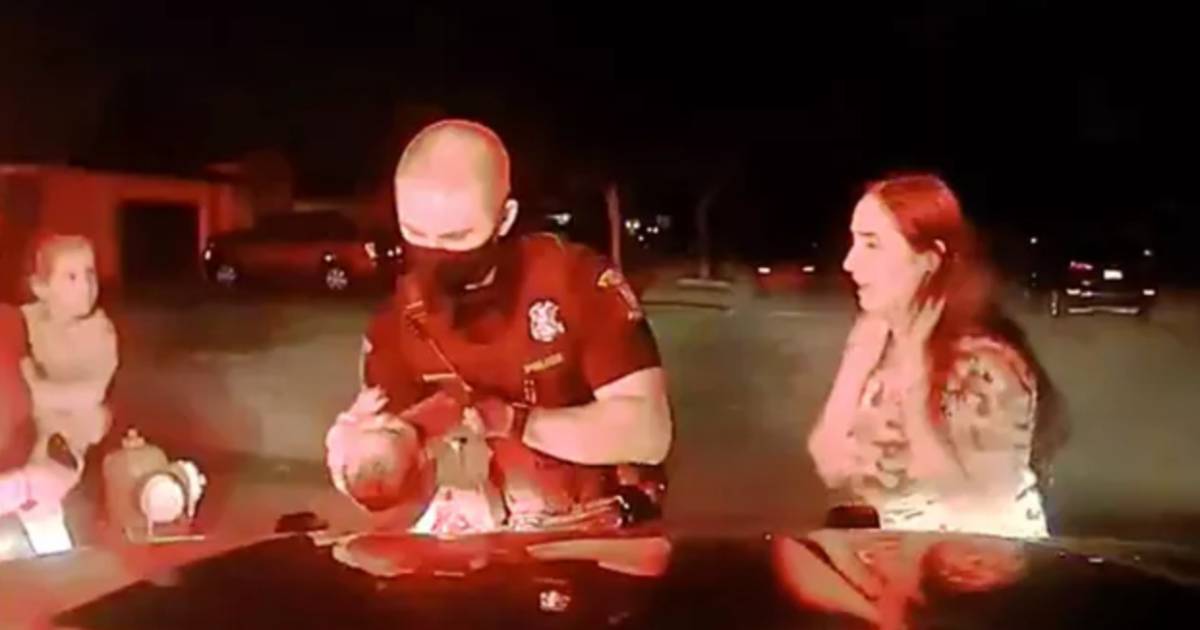 Le policier sauvant le nourrisson de trois semaines aux Etats-Unis, dans le Michigan.