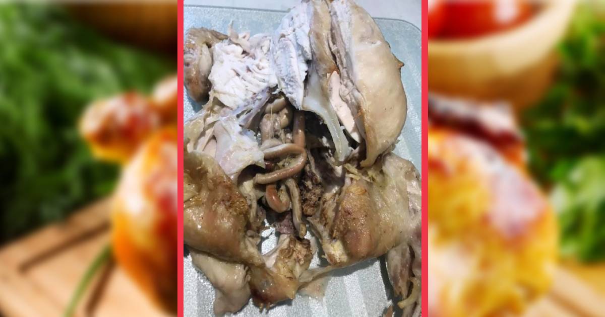 Le poulet Aldi avec ses organes.