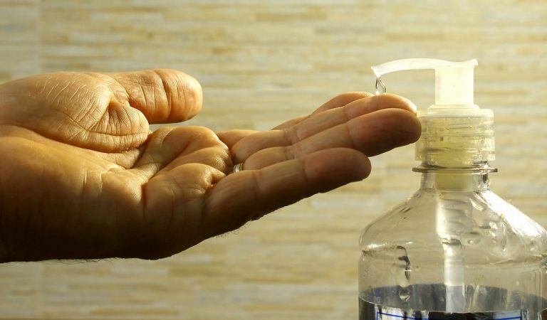 Gel hydroalcoolique : ces erreurs que vous faites et qui le rendent inefficace !