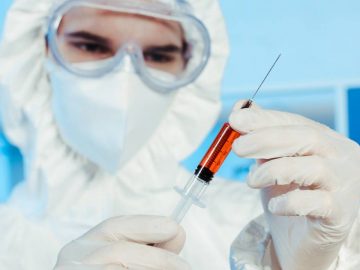 Un chercheur élaborant le vaccin contre le coronavirus.