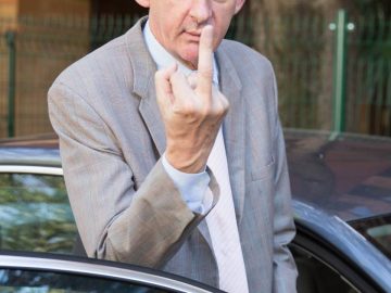 Un automobiliste adresse un doigt d'honneur au radar, en Allemagne.