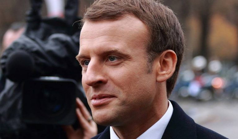 Emmanuel Macron : « Une vraie pipelette »  l’astuce de son équipe pour éviter qu’il soit en retard