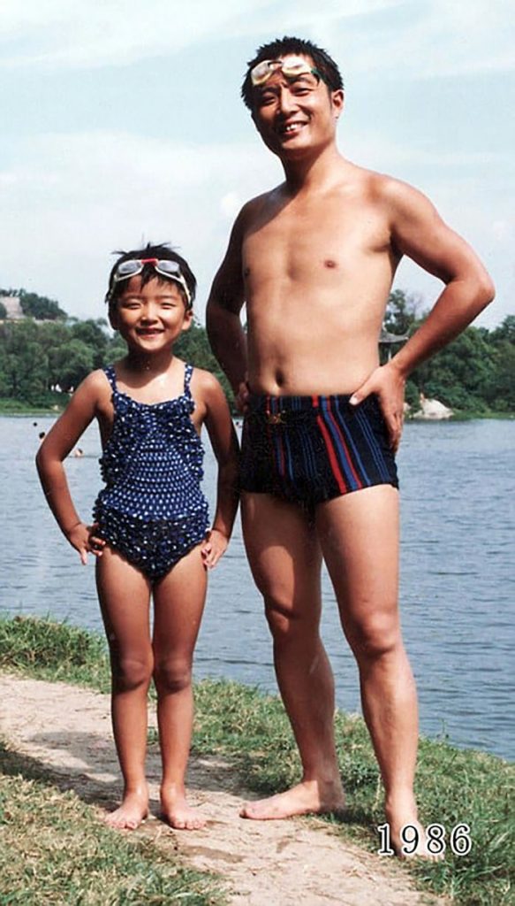 Un père chinois en photo avec sa fille, une photo de famille originale.