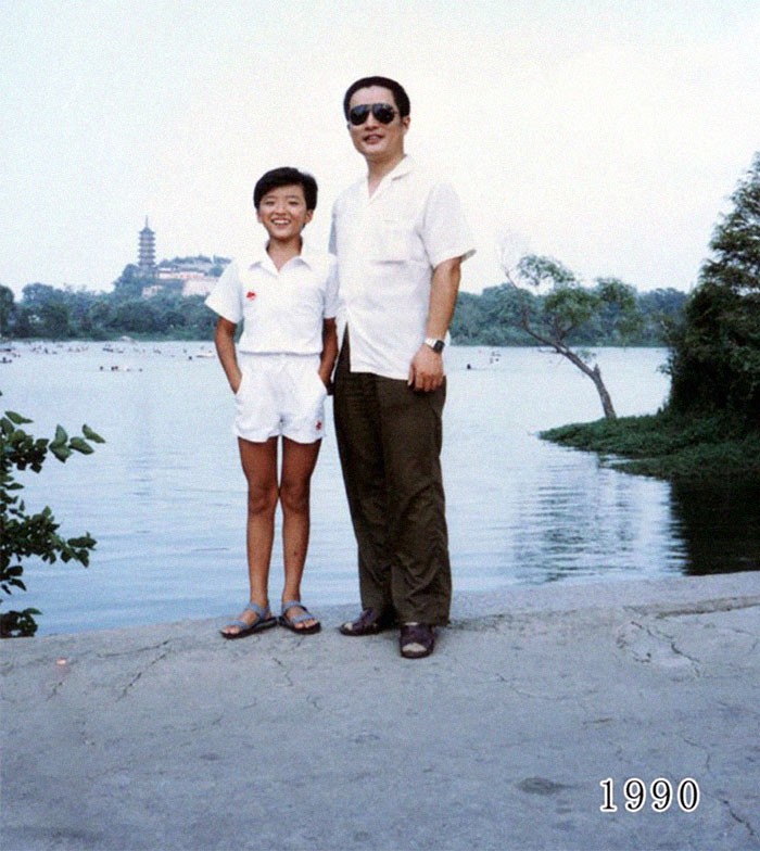 Hua Yunqing en photo avec sa fille devant le lac Zhenjiang, en Chine.