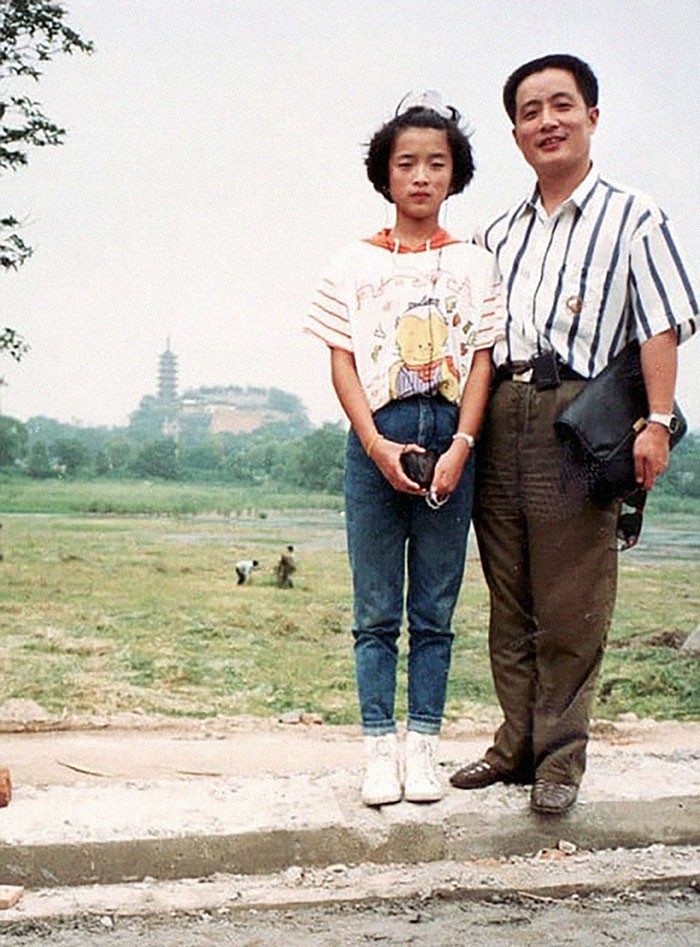 Un père en photo avec sa fille au même endroit depuis 40 ans.