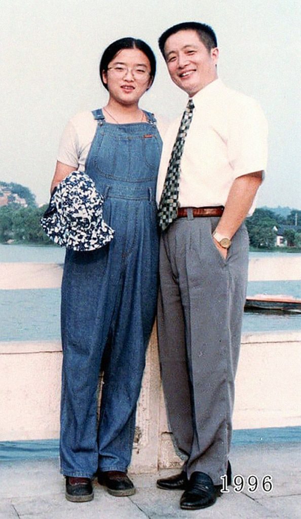 Hua Yunqing et sa fille en photo au même endroit depuis 40 ans.