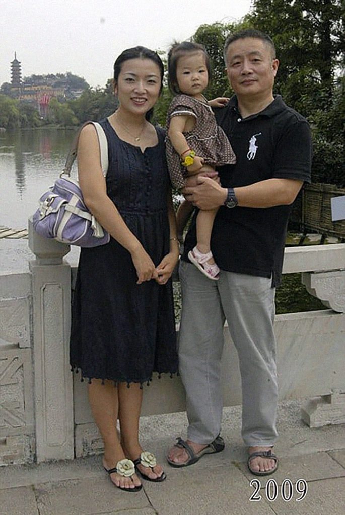 Hua Yunqing pose avec sa fille et sa petite-fille au même endroit depuis 40 ans.