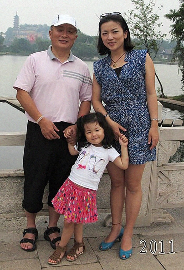 Hua Yunqing avec sa fille et sa petite-fille au bord du lac Zhenjiang.