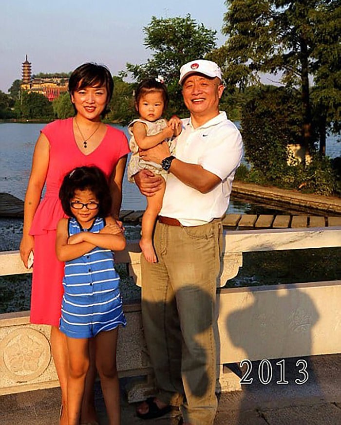 Hua Yunqing pose avec sa famille au bord du lac Zhenjiang.